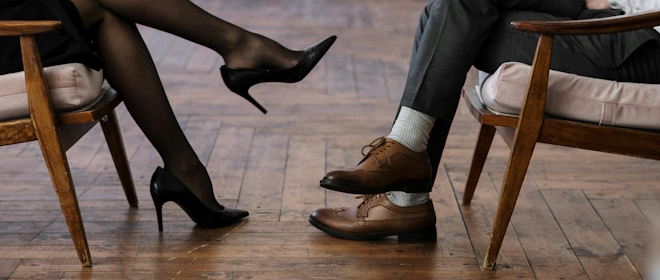 La pulizia professionale del pavimento in parquet